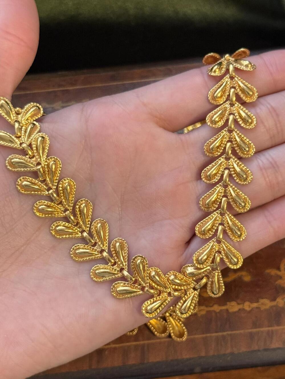 Vintage Avon Gold Tone Flower Leaf 18" Necklace